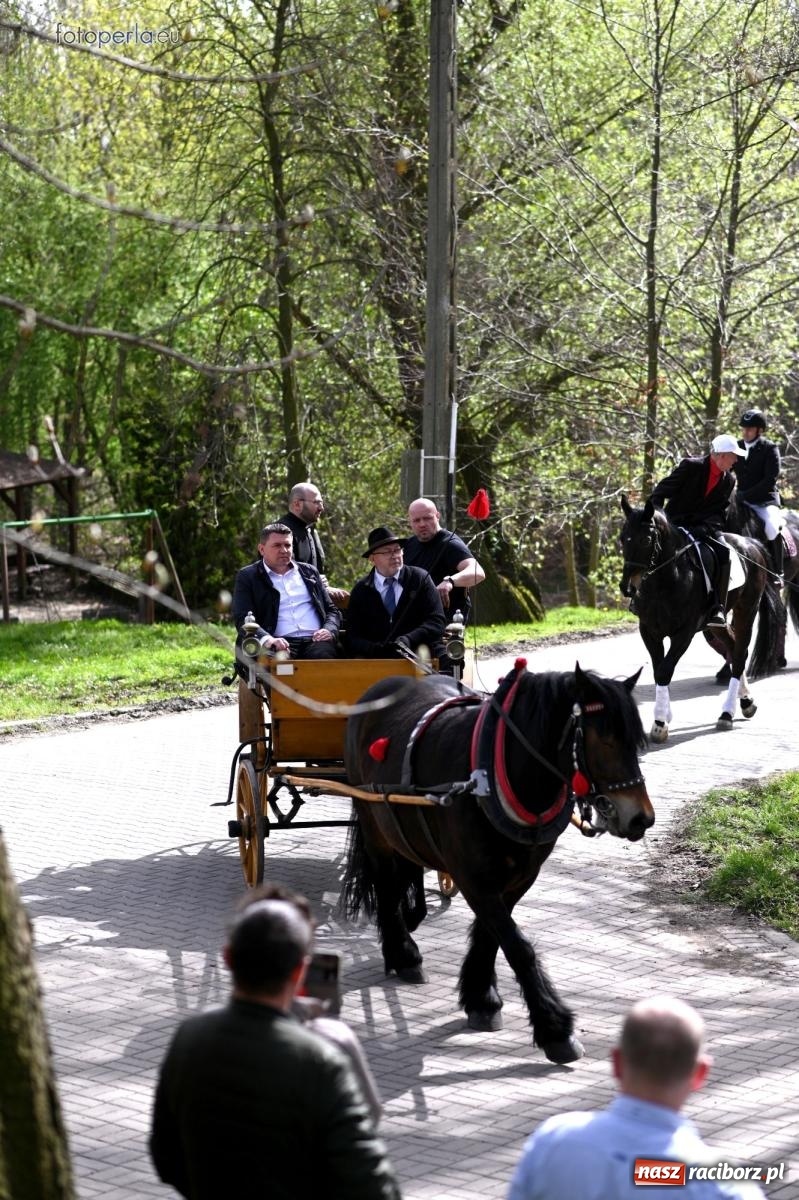 Zdjęcie w galerii na portalu naszraciborz.pl: Procesja w Pietrowicach Wielkich - nabożeństwo i wyścigi wiadomości z regionu