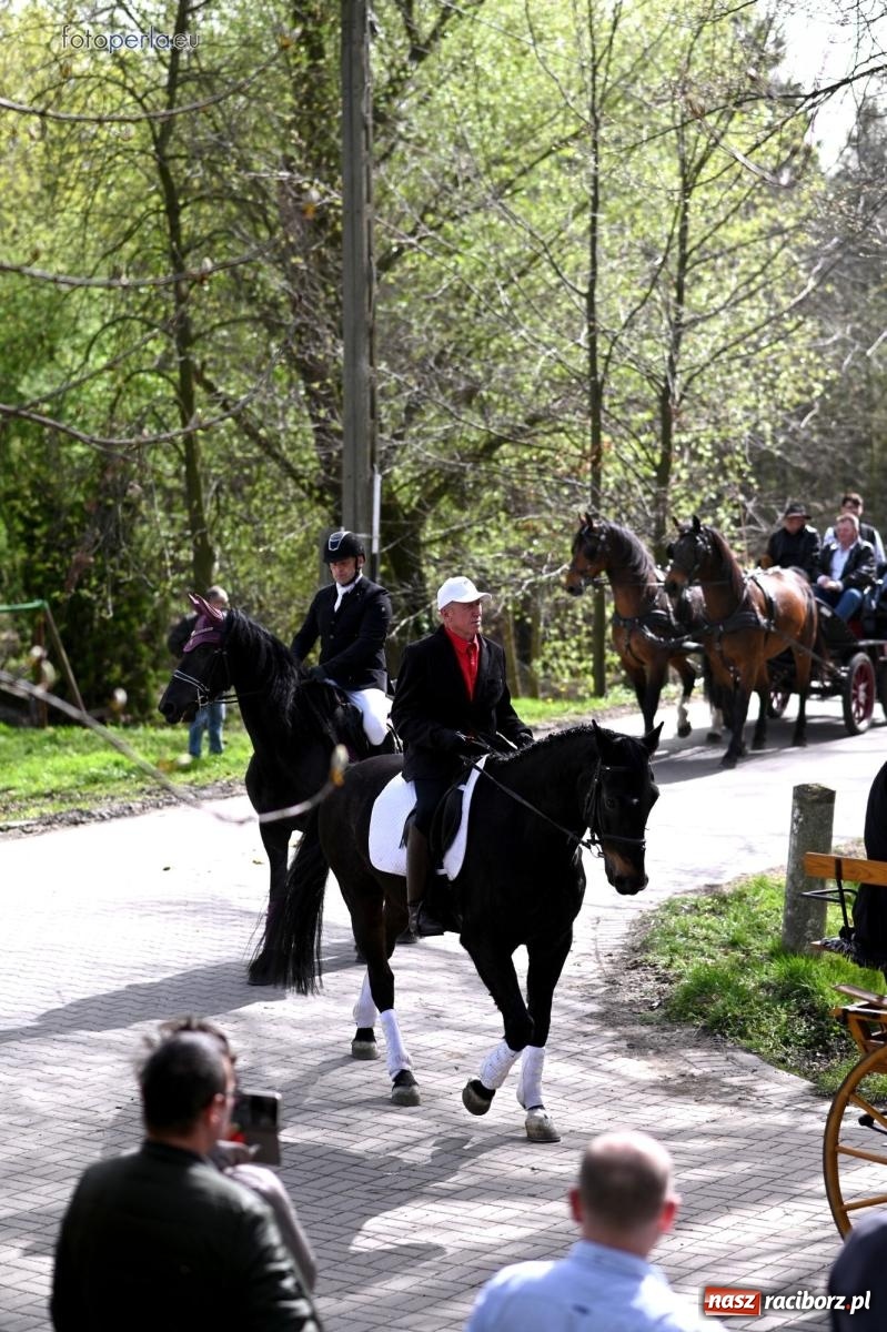 Zdjęcie w galerii na portalu naszraciborz.pl: Procesja w Pietrowicach Wielkich - nabożeństwo i wyścigi wiadomości z regionu
