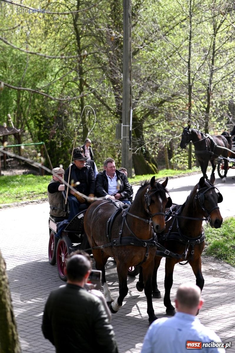 Zdjęcie w galerii na portalu naszraciborz.pl: Procesja w Pietrowicach Wielkich - nabożeństwo i wyścigi wiadomości z regionu