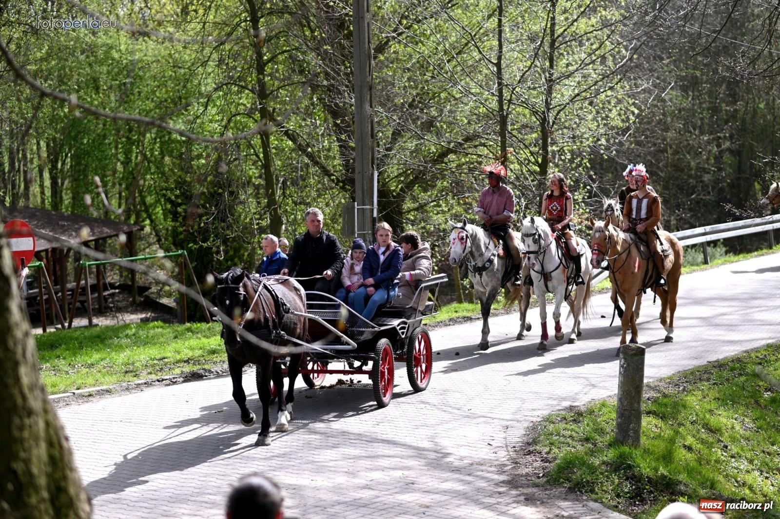 Zdjęcie w galerii na portalu naszraciborz.pl: Procesja w Pietrowicach Wielkich - nabożeństwo i wyścigi wiadomości z regionu