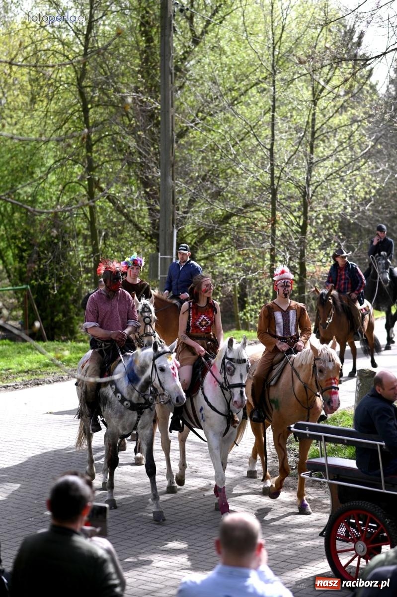 Zdjęcie w galerii na portalu naszraciborz.pl: Procesja w Pietrowicach Wielkich - nabożeństwo i wyścigi wiadomości z regionu