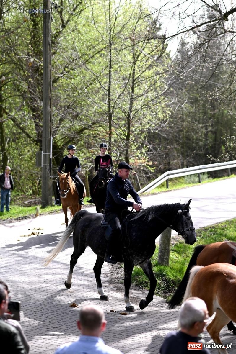 Zdjęcie w galerii na portalu naszraciborz.pl: Procesja w Pietrowicach Wielkich - nabożeństwo i wyścigi wiadomości z regionu