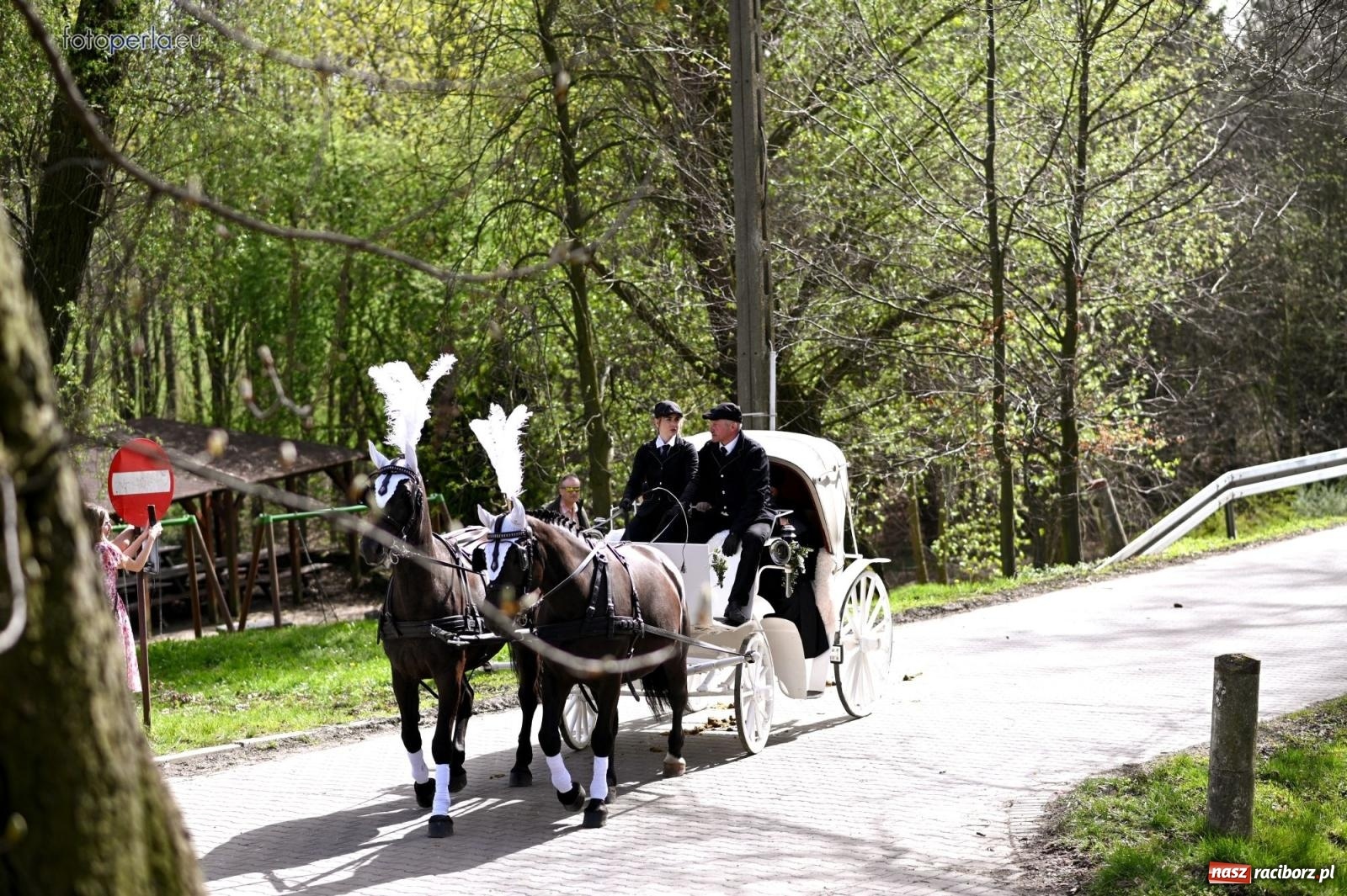 Zdjęcie w galerii na portalu naszraciborz.pl: Procesja w Pietrowicach Wielkich - nabożeństwo i wyścigi wiadomości z regionu