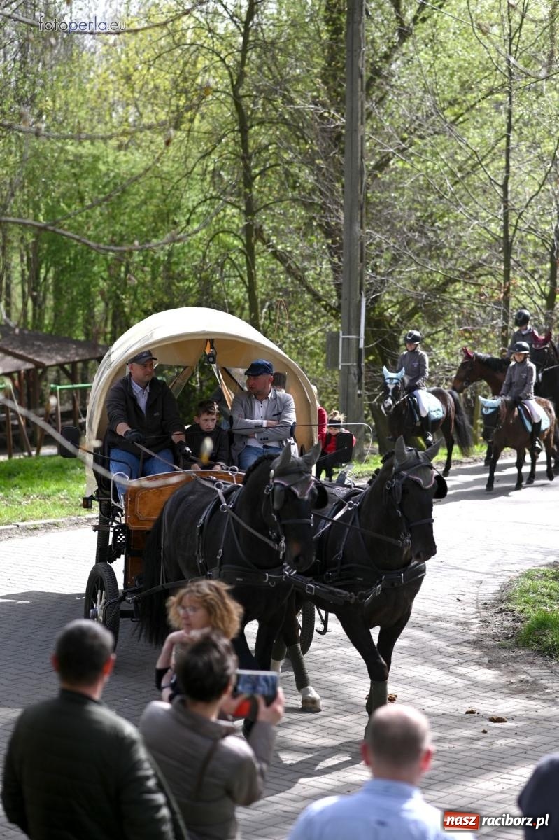 Zdjęcie w galerii na portalu naszraciborz.pl: Procesja w Pietrowicach Wielkich - nabożeństwo i wyścigi wiadomości z regionu