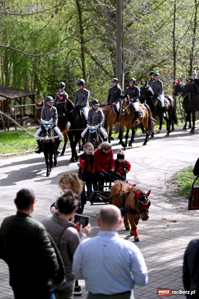 Zdjęcie w galerii na portalu naszraciborz.pl: Procesja w Pietrowicach Wielkich - nabożeństwo i wyścigi wiadomości z regionu