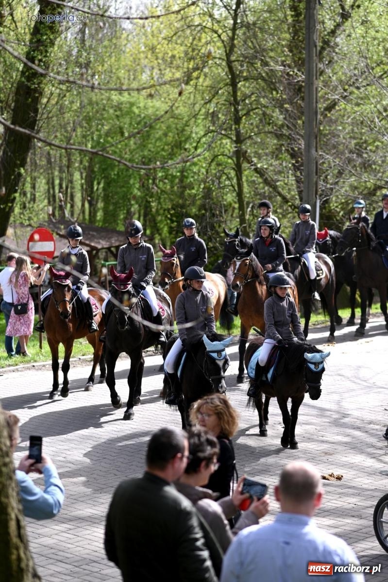 Zdjęcie w galerii na portalu naszraciborz.pl: Procesja w Pietrowicach Wielkich - nabożeństwo i wyścigi wiadomości z regionu