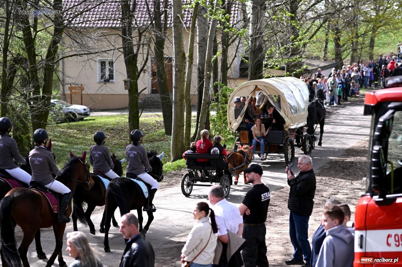 Zdjęcie w galerii na portalu naszraciborz.pl: Procesja w Pietrowicach Wielkich - nabożeństwo i wyścigi wiadomości z regionu