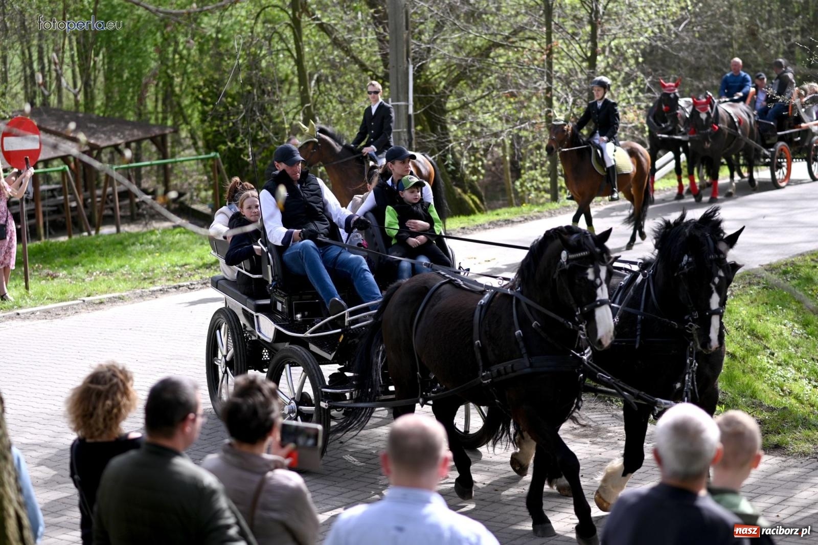 Zdjęcie w galerii na portalu naszraciborz.pl: Procesja w Pietrowicach Wielkich - nabożeństwo i wyścigi wiadomości z regionu
