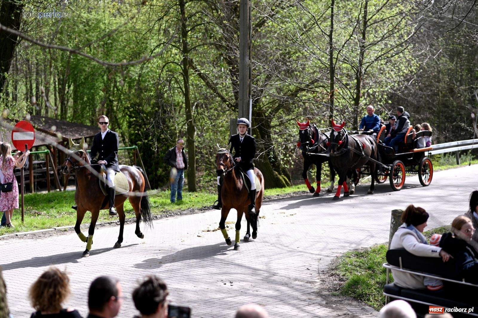 Zdjęcie w galerii na portalu naszraciborz.pl: Procesja w Pietrowicach Wielkich - nabożeństwo i wyścigi wiadomości z regionu