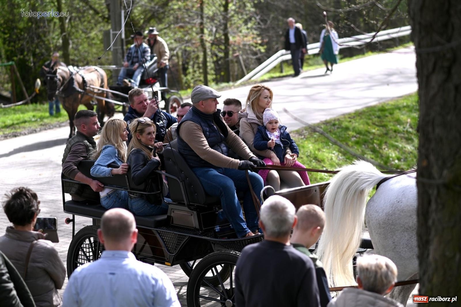 Zdjęcie w galerii na portalu naszraciborz.pl: Procesja w Pietrowicach Wielkich - nabożeństwo i wyścigi wiadomości z regionu