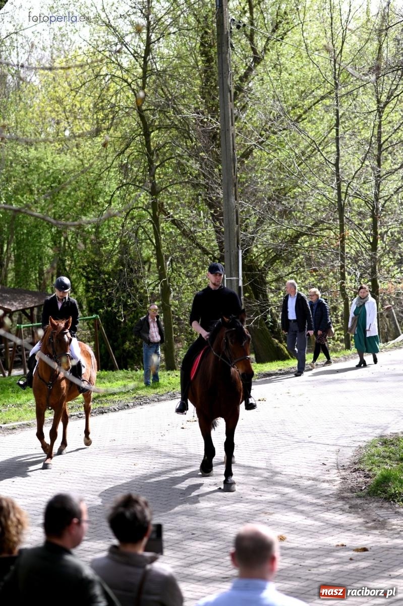 Zdjęcie w galerii na portalu naszraciborz.pl: Procesja w Pietrowicach Wielkich - nabożeństwo i wyścigi wiadomości z regionu