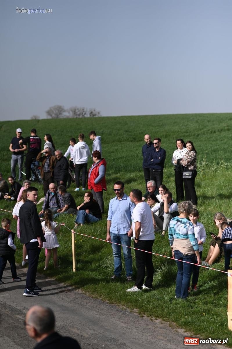 Zdjęcie w galerii na portalu naszraciborz.pl: Procesja w Pietrowicach Wielkich - nabożeństwo i wyścigi wiadomości z regionu