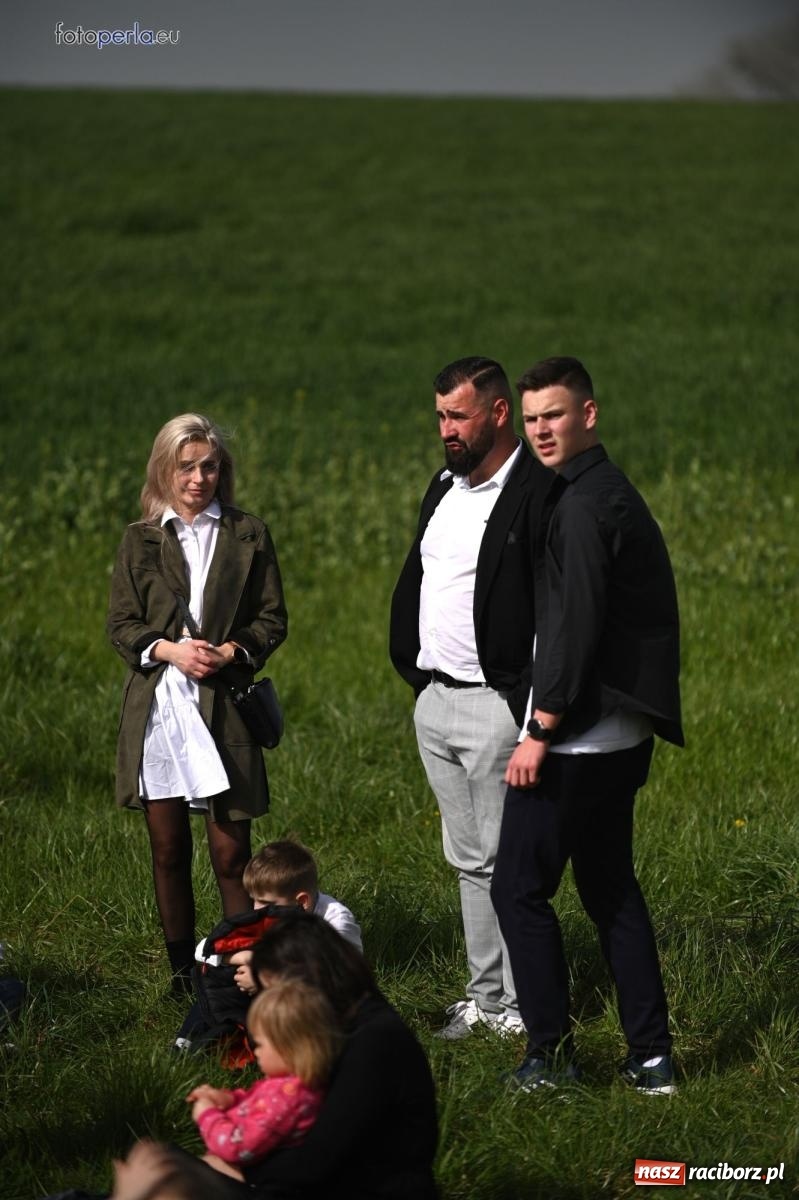 Zdjęcie w galerii na portalu naszraciborz.pl: Procesja w Pietrowicach Wielkich - nabożeństwo i wyścigi wiadomości z regionu