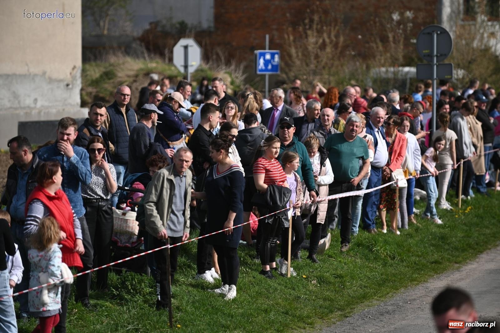 Zdjęcie w galerii na portalu naszraciborz.pl: Procesja w Pietrowicach Wielkich - nabożeństwo i wyścigi wiadomości z regionu
