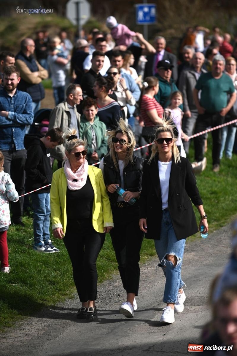 Zdjęcie w galerii na portalu naszraciborz.pl: Procesja w Pietrowicach Wielkich - nabożeństwo i wyścigi wiadomości z regionu