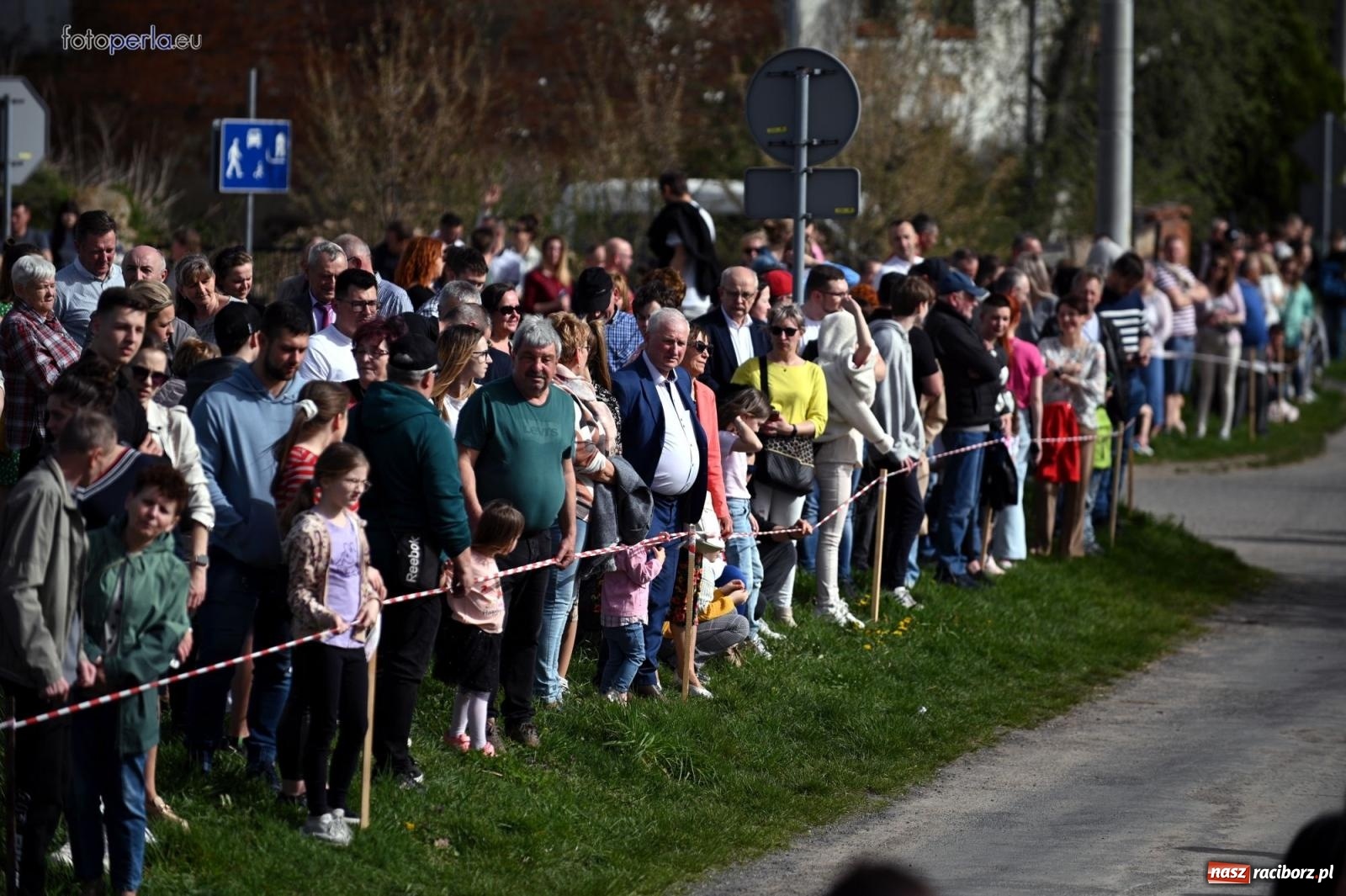 Zdjęcie w galerii na portalu naszraciborz.pl: Procesja w Pietrowicach Wielkich - nabożeństwo i wyścigi wiadomości z regionu