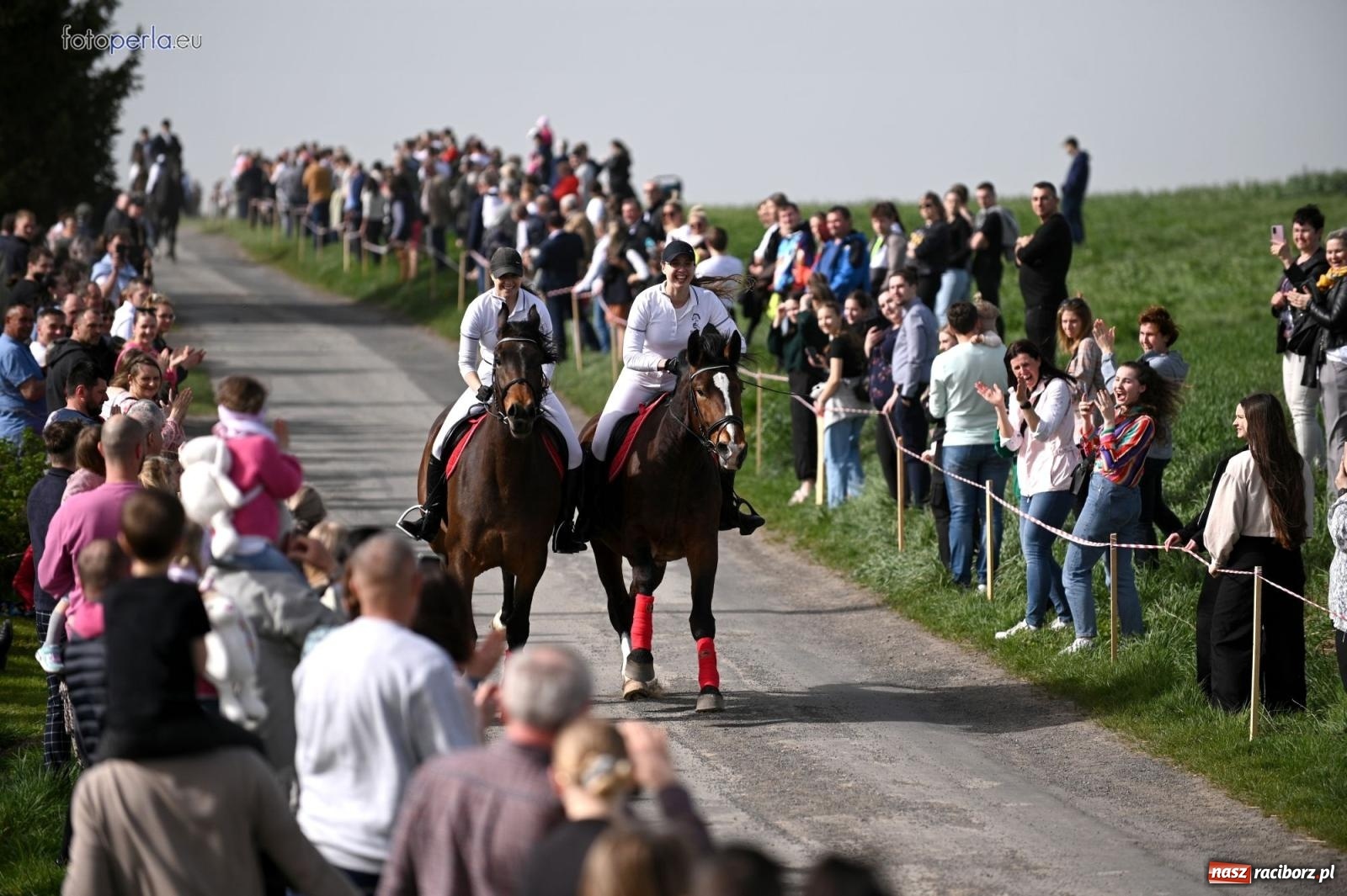Zdjęcie w galerii na portalu naszraciborz.pl: Procesja w Pietrowicach Wielkich - nabożeństwo i wyścigi wiadomości z regionu