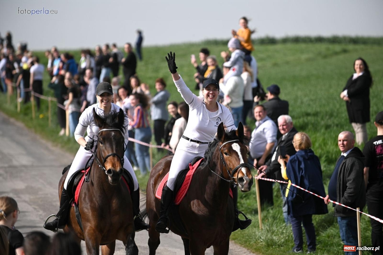 Zdjęcie w galerii na portalu naszraciborz.pl: Procesja w Pietrowicach Wielkich - nabożeństwo i wyścigi wiadomości z regionu