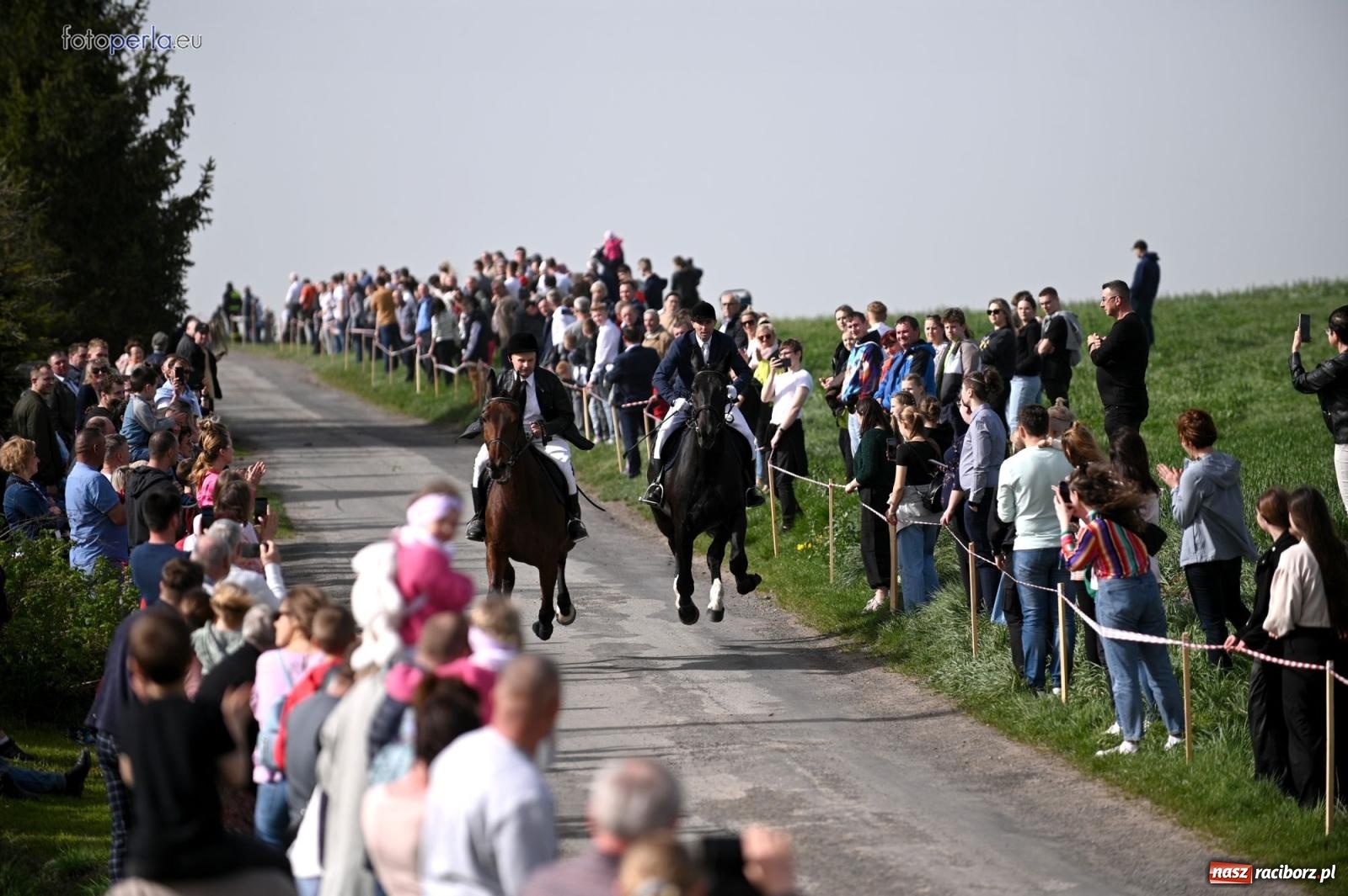 Zdjęcie w galerii na portalu naszraciborz.pl: Procesja w Pietrowicach Wielkich - nabożeństwo i wyścigi wiadomości z regionu