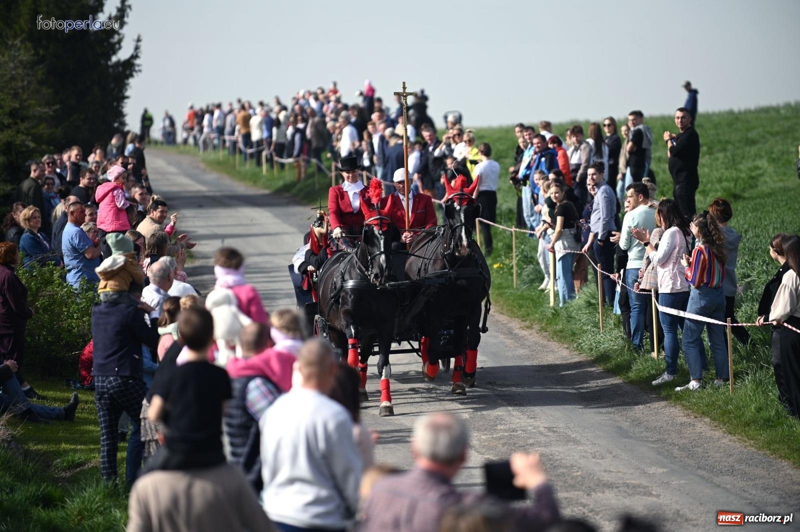 Zdjęcie w galerii na portalu naszraciborz.pl: Procesja w Pietrowicach Wielkich - nabożeństwo i wyścigi wiadomości z regionu