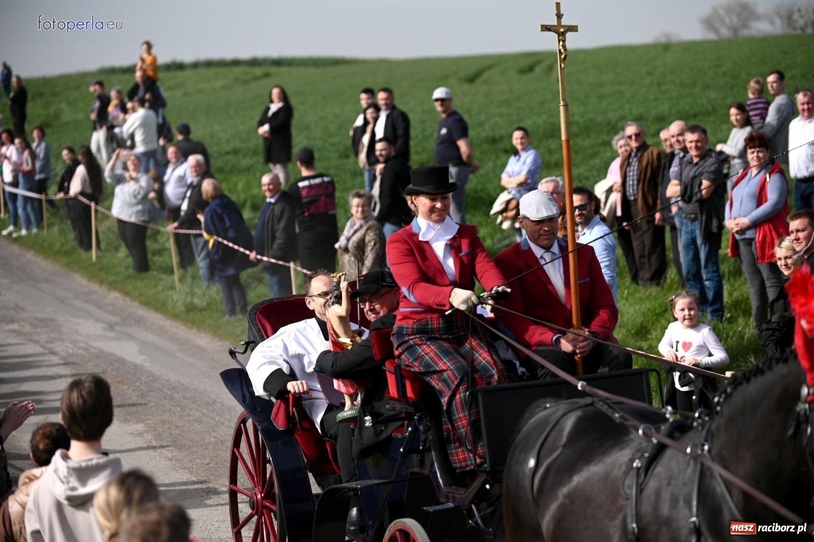 Zdjęcie w galerii na portalu naszraciborz.pl: Procesja w Pietrowicach Wielkich - nabożeństwo i wyścigi wiadomości z regionu