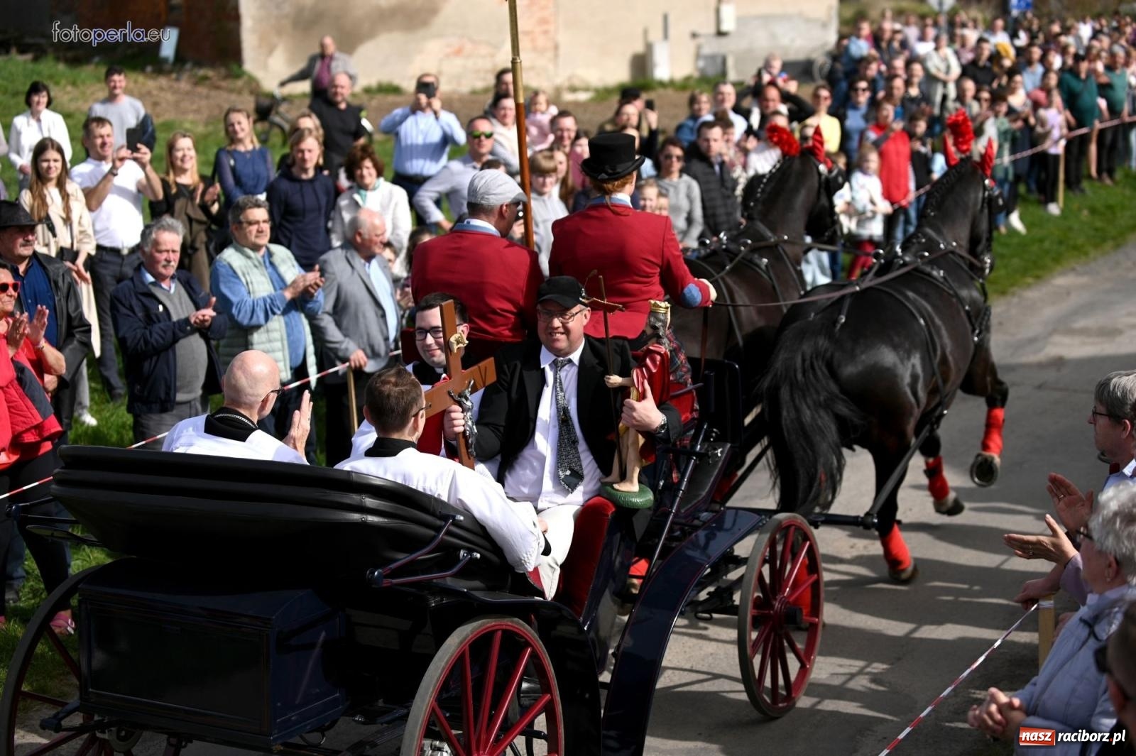 Zdjęcie w galerii na portalu naszraciborz.pl: Procesja w Pietrowicach Wielkich - nabożeństwo i wyścigi wiadomości z regionu