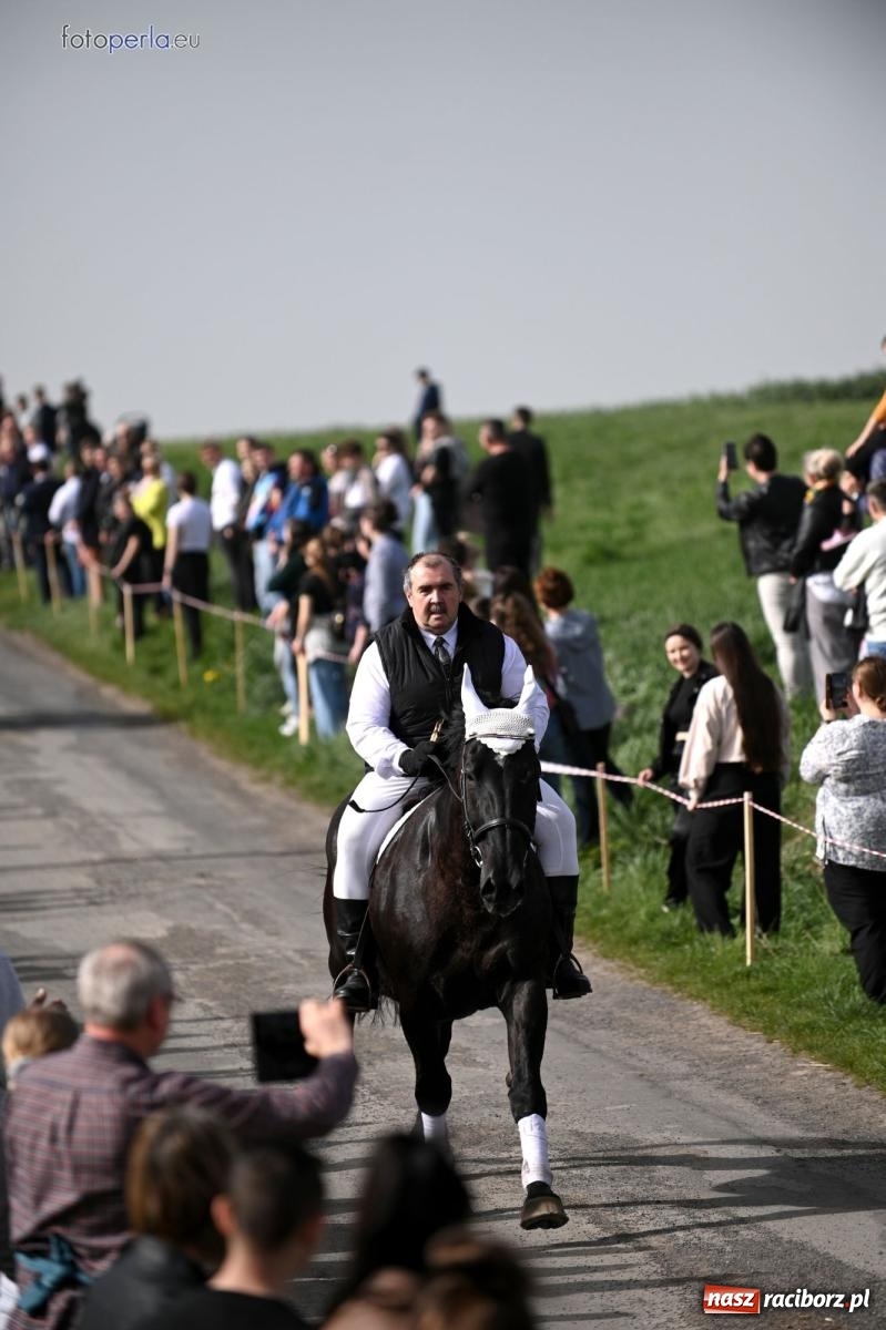 Zdjęcie w galerii na portalu naszraciborz.pl: Procesja w Pietrowicach Wielkich - nabożeństwo i wyścigi wiadomości z regionu