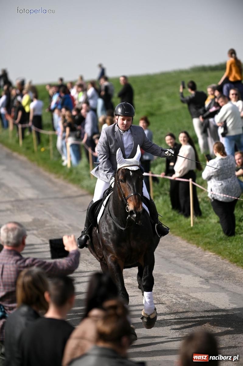 Zdjęcie w galerii na portalu naszraciborz.pl: Procesja w Pietrowicach Wielkich - nabożeństwo i wyścigi wiadomości z regionu