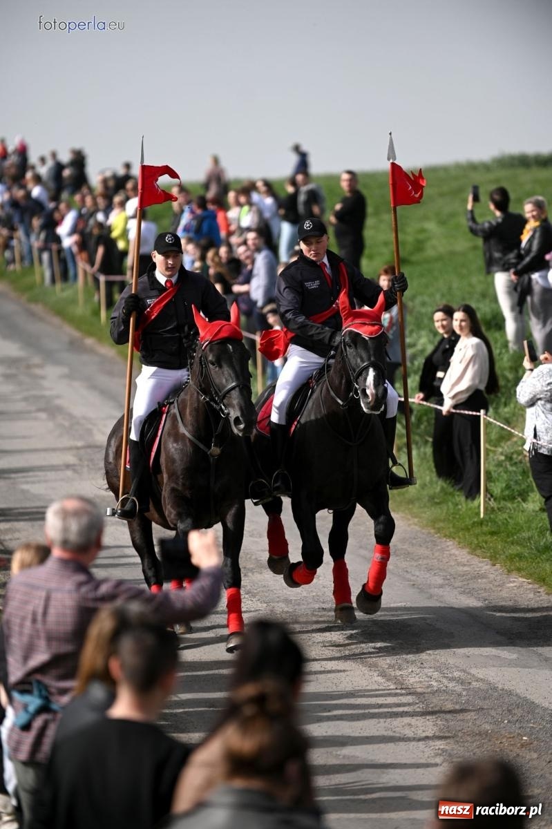 Zdjęcie w galerii na portalu naszraciborz.pl: Procesja w Pietrowicach Wielkich - nabożeństwo i wyścigi wiadomości z regionu