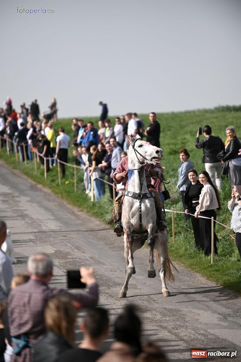 Zdjęcie w galerii na portalu naszraciborz.pl: Procesja w Pietrowicach Wielkich - nabożeństwo i wyścigi wiadomości z regionu
