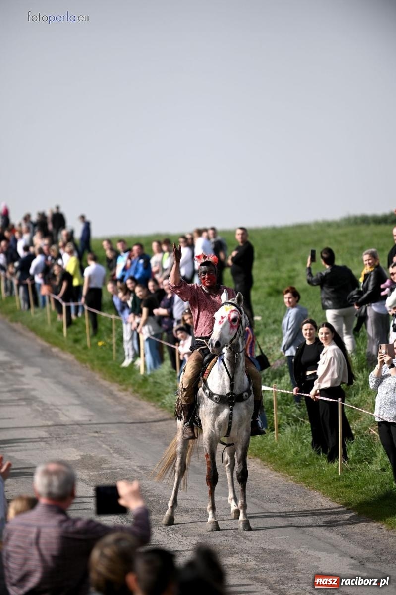 Zdjęcie w galerii na portalu naszraciborz.pl: Procesja w Pietrowicach Wielkich - nabożeństwo i wyścigi wiadomości z regionu
