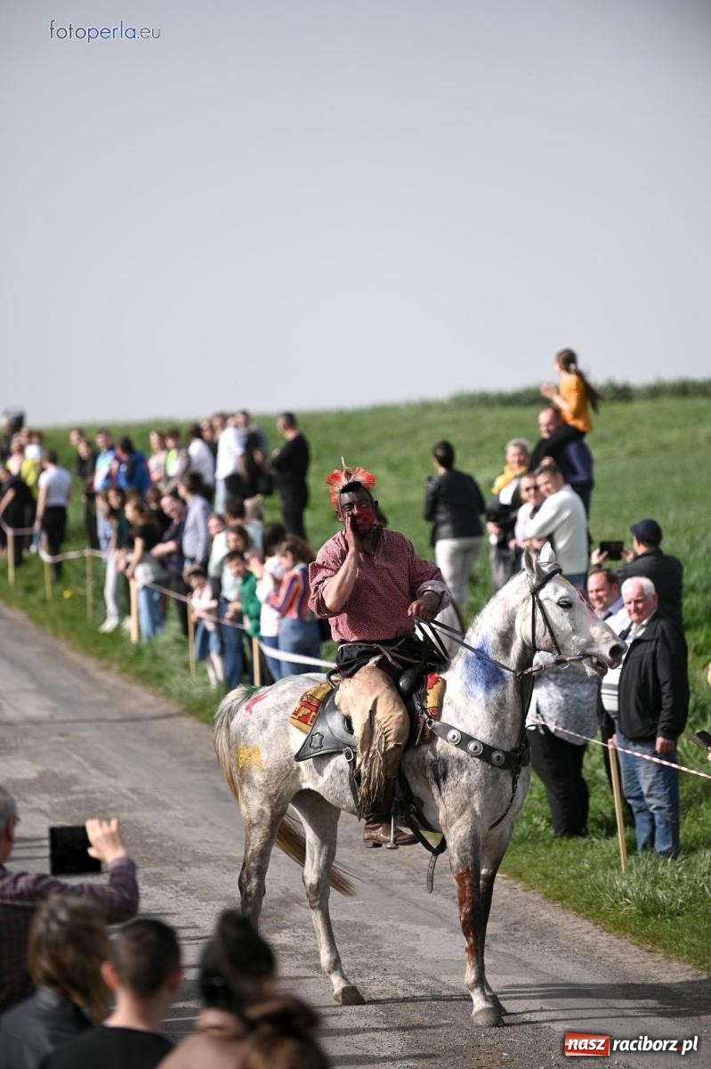 Zdjęcie w galerii na portalu naszraciborz.pl: Procesja w Pietrowicach Wielkich - nabożeństwo i wyścigi wiadomości z regionu