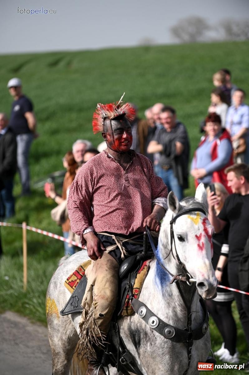 Zdjęcie w galerii na portalu naszraciborz.pl: Procesja w Pietrowicach Wielkich - nabożeństwo i wyścigi wiadomości z regionu