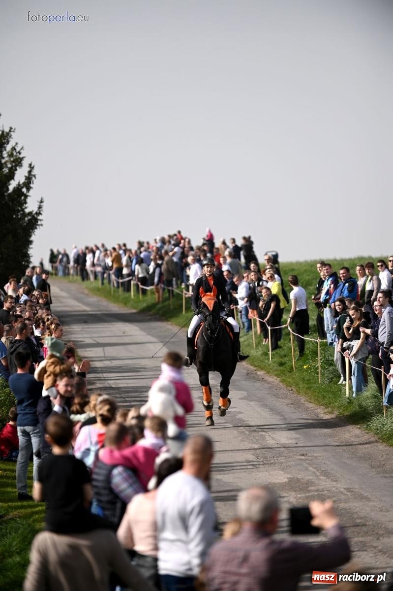 Zdjęcie w galerii na portalu naszraciborz.pl: Procesja w Pietrowicach Wielkich - nabożeństwo i wyścigi wiadomości z regionu