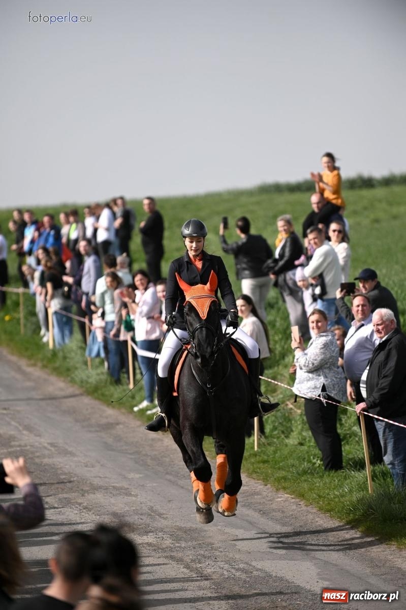 Zdjęcie w galerii na portalu naszraciborz.pl: Procesja w Pietrowicach Wielkich - nabożeństwo i wyścigi wiadomości z regionu