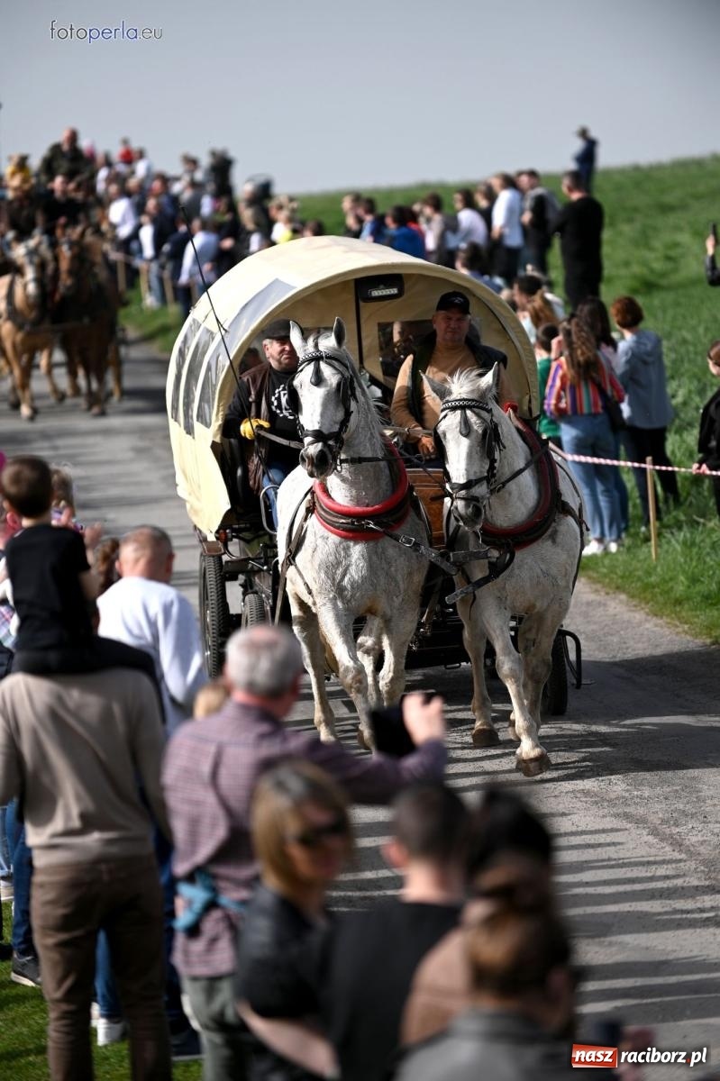 Zdjęcie w galerii na portalu naszraciborz.pl: Procesja w Pietrowicach Wielkich - nabożeństwo i wyścigi wiadomości z regionu