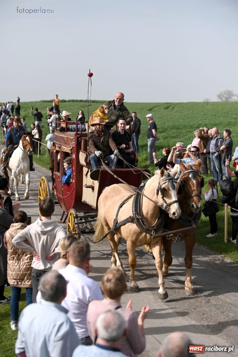 Zdjęcie w galerii na portalu naszraciborz.pl: Procesja w Pietrowicach Wielkich - nabożeństwo i wyścigi wiadomości z regionu