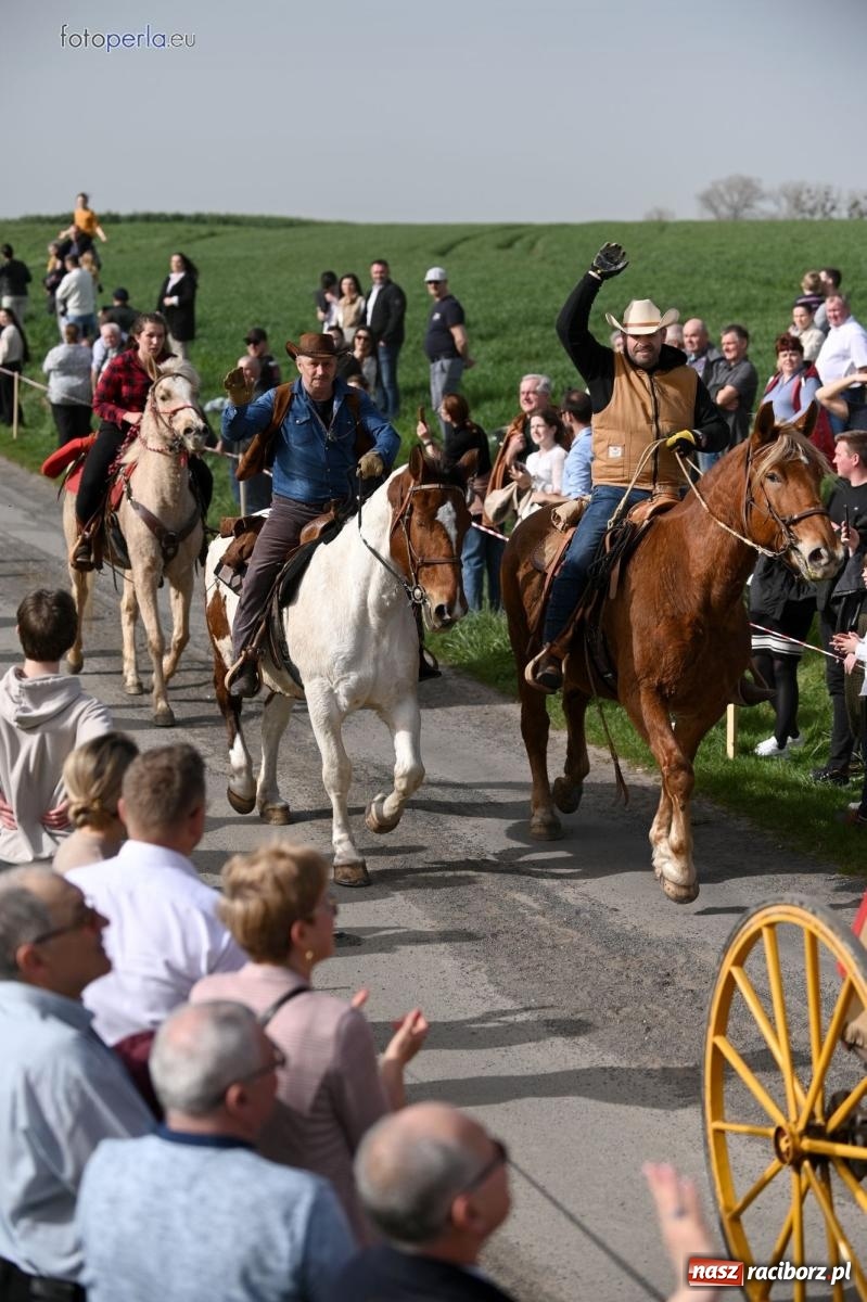 Zdjęcie w galerii na portalu naszraciborz.pl: Procesja w Pietrowicach Wielkich - nabożeństwo i wyścigi wiadomości z regionu