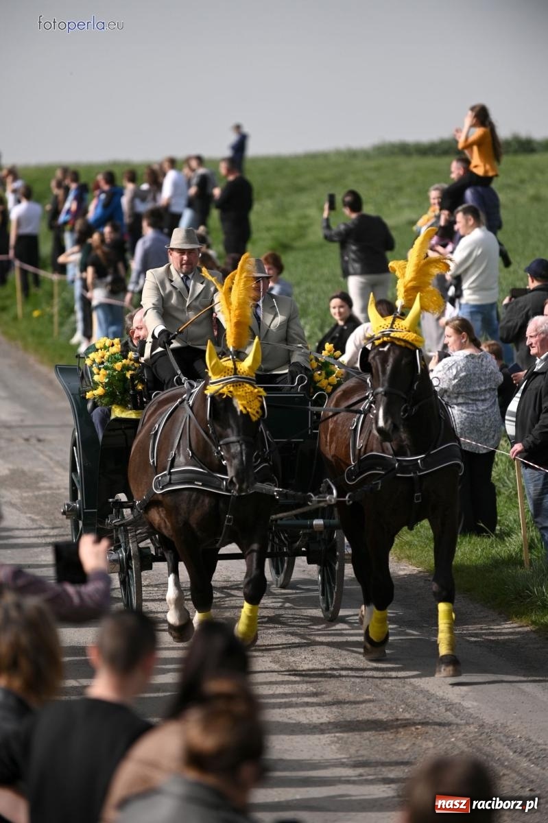 Zdjęcie w galerii na portalu naszraciborz.pl: Procesja w Pietrowicach Wielkich - nabożeństwo i wyścigi wiadomości z regionu