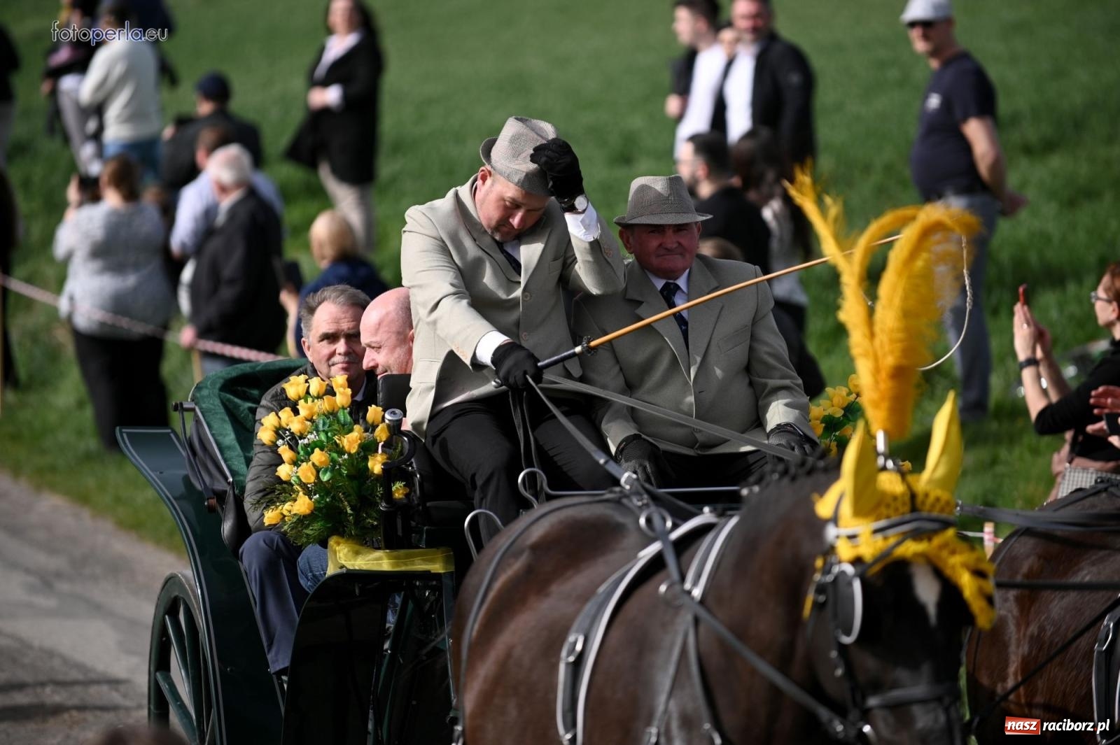 Zdjęcie w galerii na portalu naszraciborz.pl: Procesja w Pietrowicach Wielkich - nabożeństwo i wyścigi wiadomości z regionu