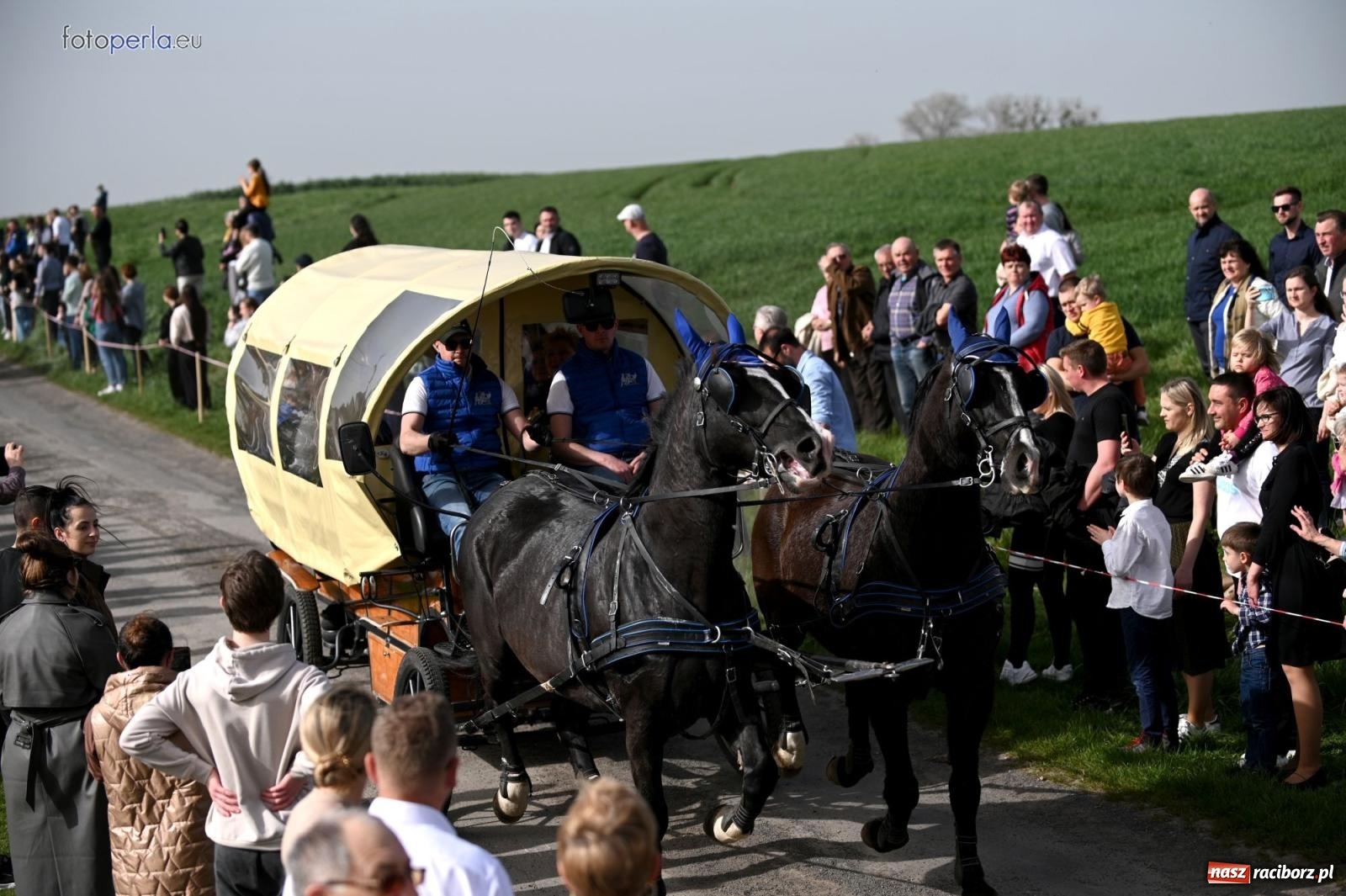 Zdjęcie w galerii na portalu naszraciborz.pl: Procesja w Pietrowicach Wielkich - nabożeństwo i wyścigi wiadomości z regionu