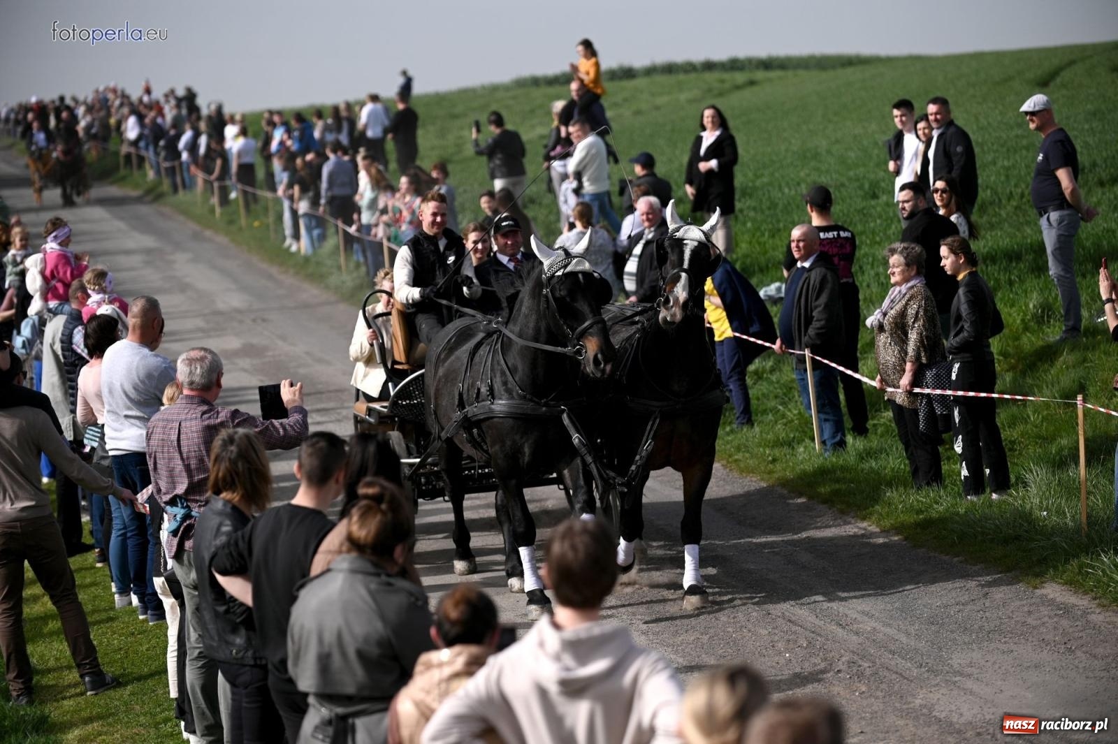 Zdjęcie w galerii na portalu naszraciborz.pl: Procesja w Pietrowicach Wielkich - nabożeństwo i wyścigi wiadomości z regionu