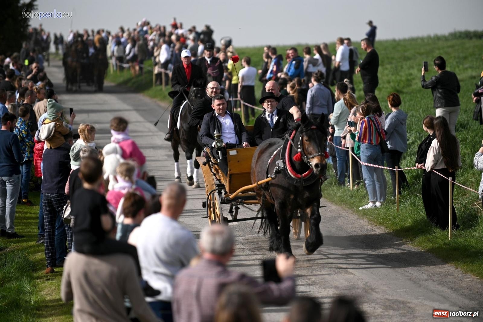 Zdjęcie w galerii na portalu naszraciborz.pl: Procesja w Pietrowicach Wielkich - nabożeństwo i wyścigi wiadomości z regionu