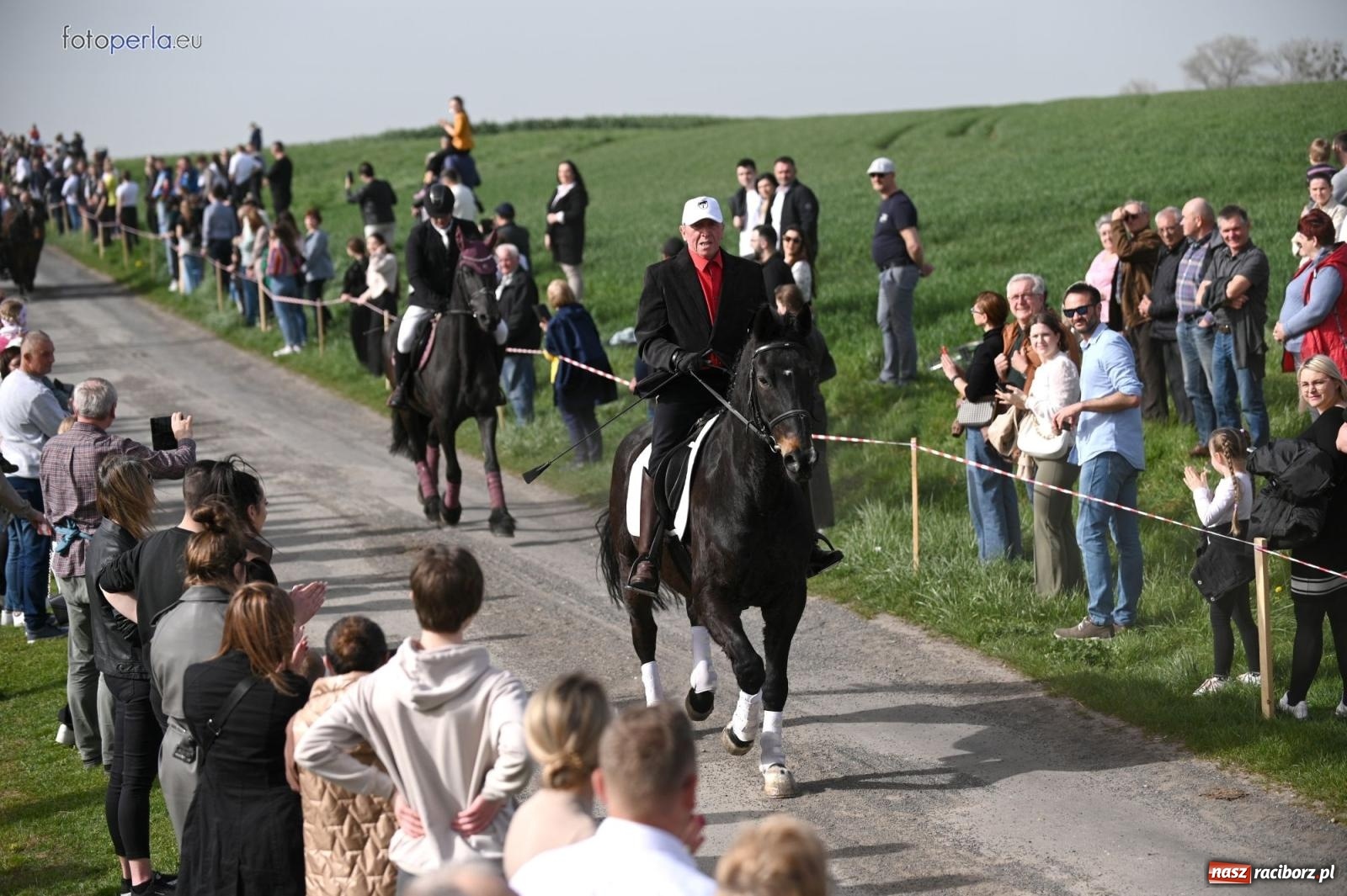 Zdjęcie w galerii na portalu naszraciborz.pl: Procesja w Pietrowicach Wielkich - nabożeństwo i wyścigi wiadomości z regionu