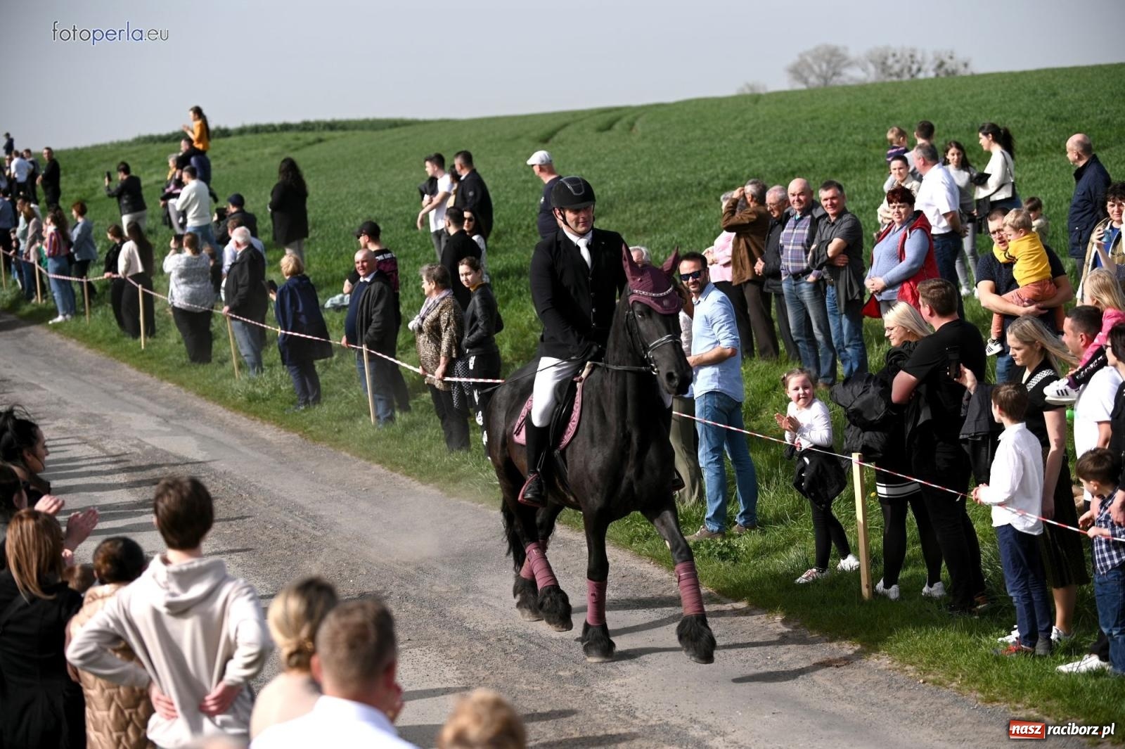 Zdjęcie w galerii na portalu naszraciborz.pl: Procesja w Pietrowicach Wielkich - nabożeństwo i wyścigi wiadomości z regionu