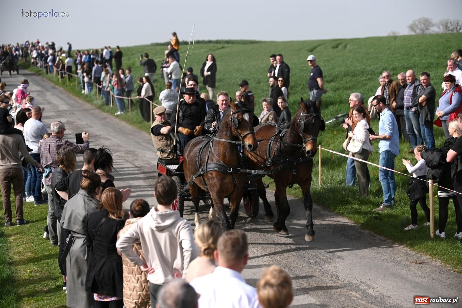 Zdjęcie w galerii na portalu naszraciborz.pl: Procesja w Pietrowicach Wielkich - nabożeństwo i wyścigi wiadomości z regionu