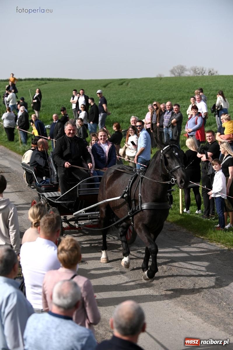 Zdjęcie w galerii na portalu naszraciborz.pl: Procesja w Pietrowicach Wielkich - nabożeństwo i wyścigi wiadomości z regionu