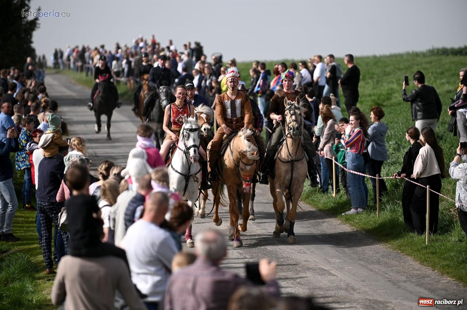 Zdjęcie w galerii na portalu naszraciborz.pl: Procesja w Pietrowicach Wielkich - nabożeństwo i wyścigi wiadomości z regionu