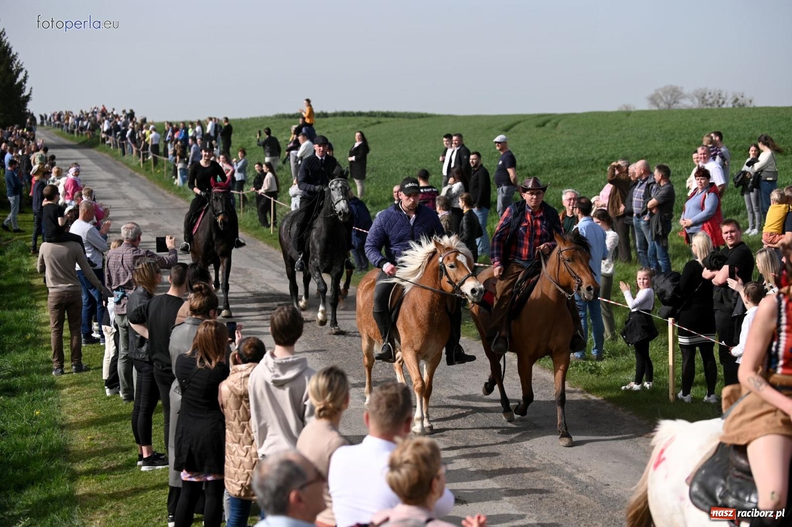 Zdjęcie w galerii na portalu naszraciborz.pl: Procesja w Pietrowicach Wielkich - nabożeństwo i wyścigi wiadomości z regionu