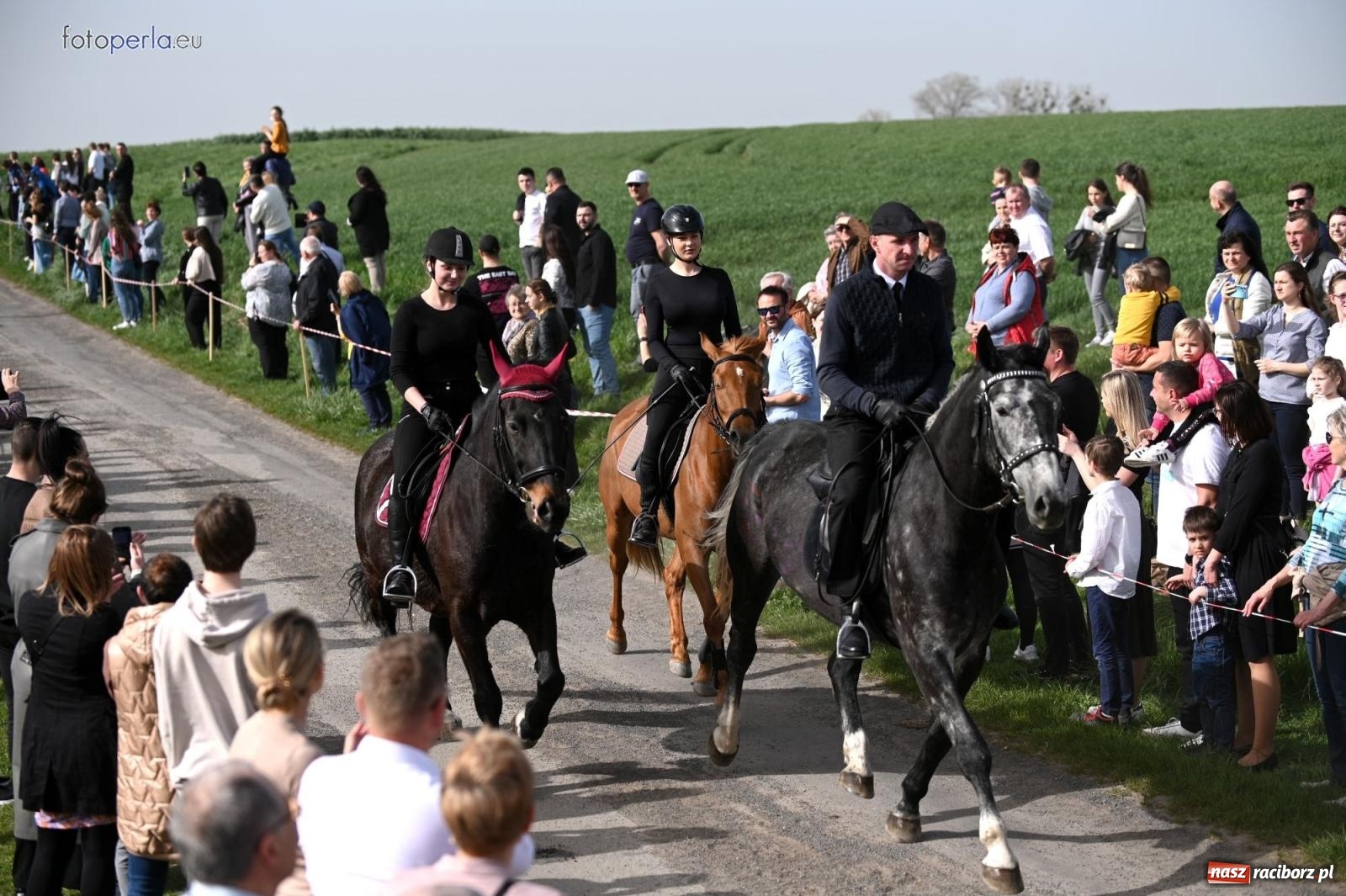 Zdjęcie w galerii na portalu naszraciborz.pl: Procesja w Pietrowicach Wielkich - nabożeństwo i wyścigi wiadomości z regionu